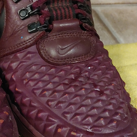 Nike - Picture 2 of 5